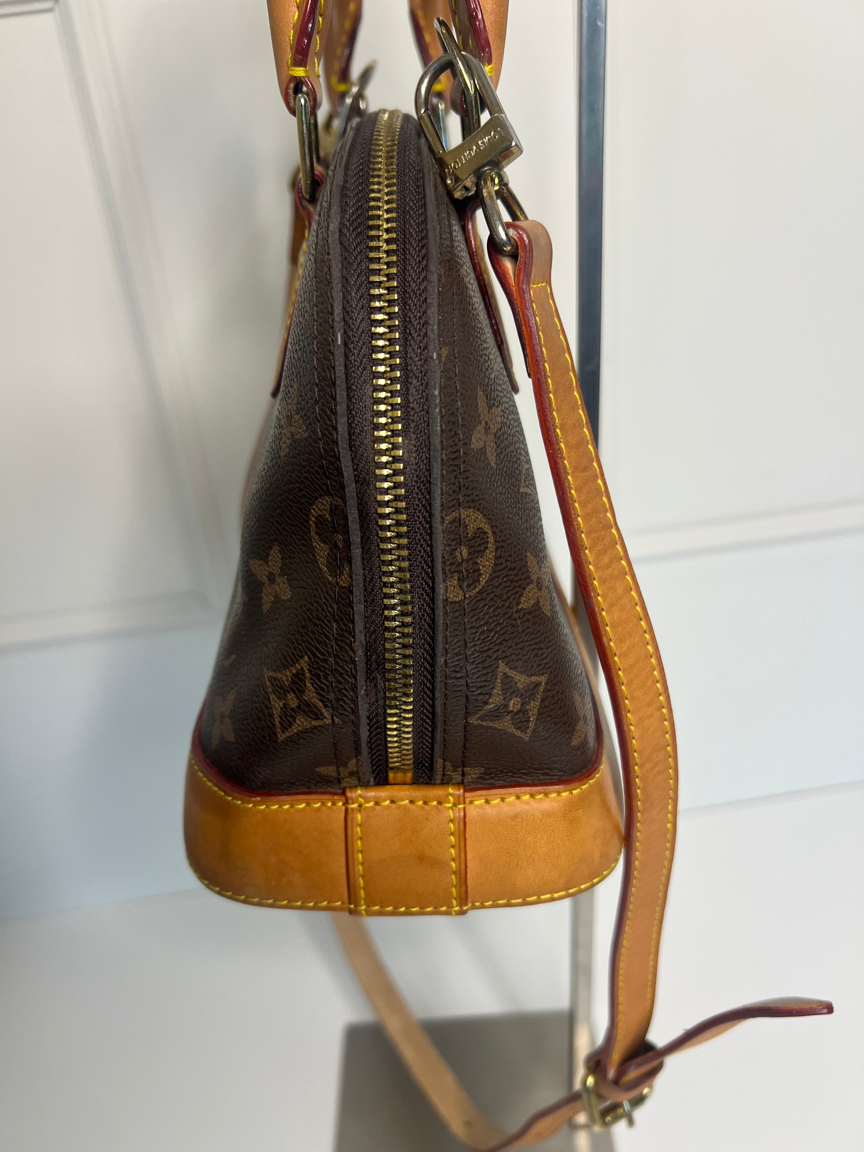 Louis Vuitton Alma BB met schouderriem