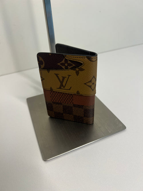 Dit is een Louis Vuitton Monogram Landscape Pocket Organizer in bruin canvas