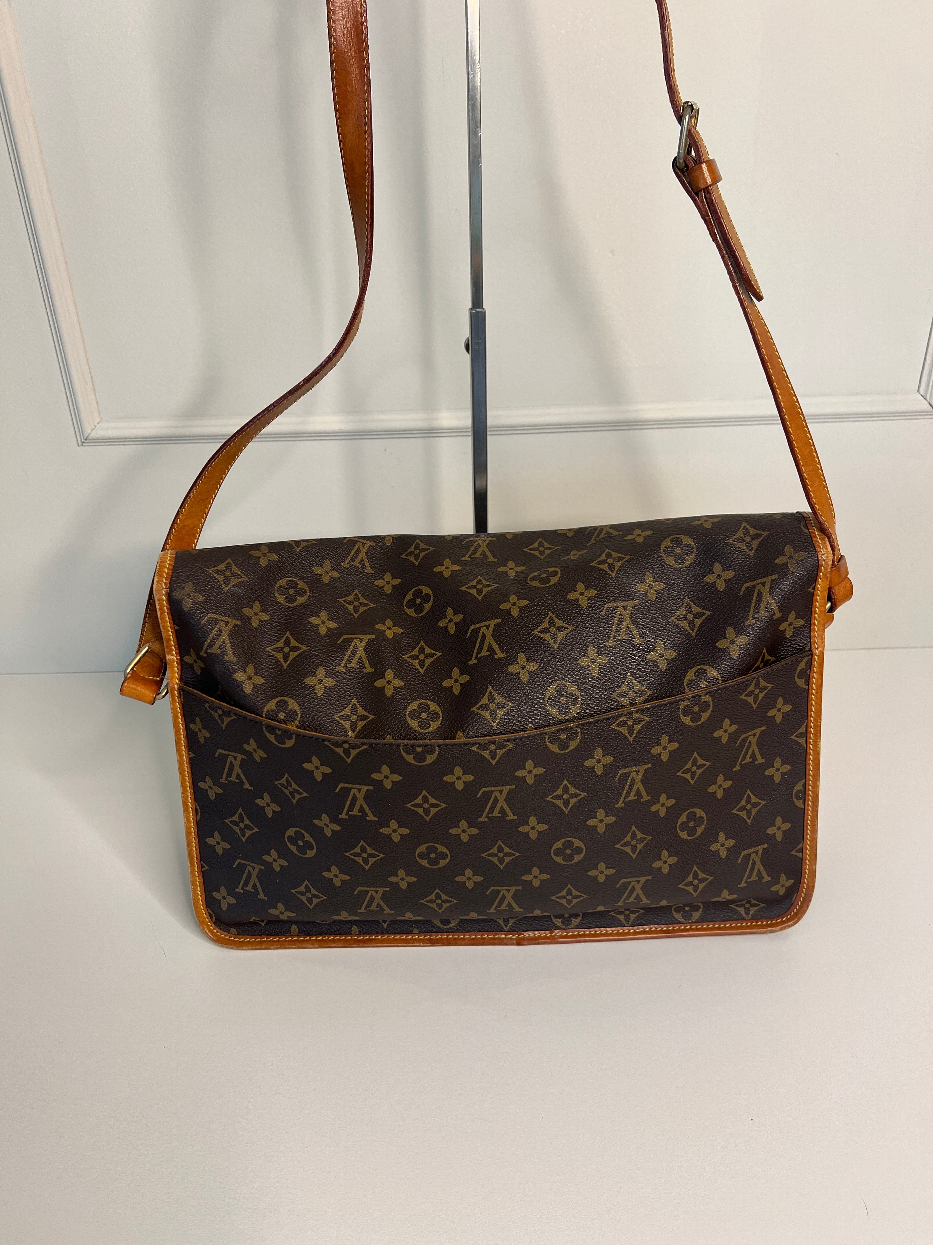 Louis Vuitton Gibecière MM Monogram Canvas Crossbody Schoudertas