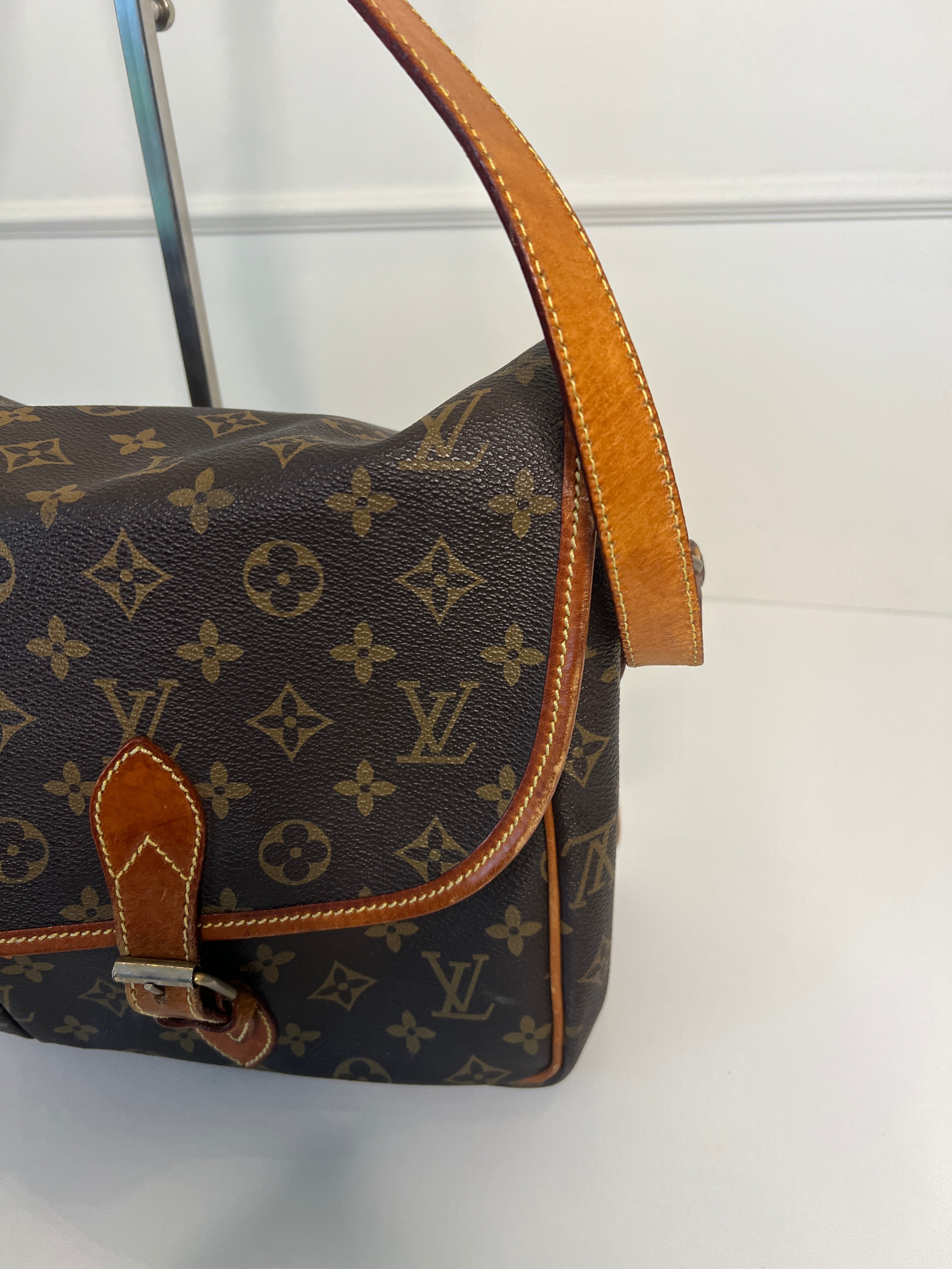 Louis Vuitton Gibecière MM Monogram Canvas Crossbody Schoudertas