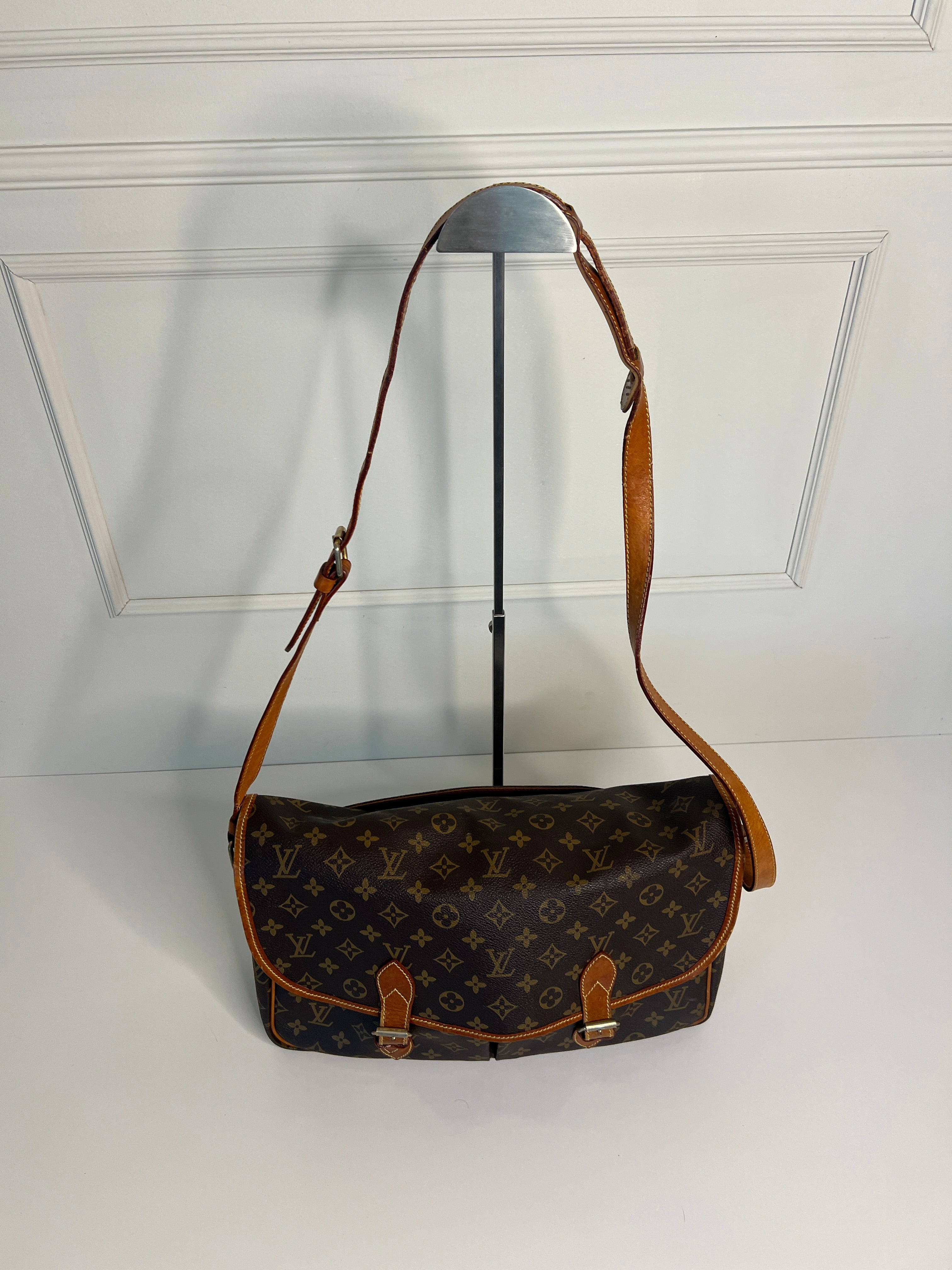 Louis Vuitton Gibecière MM Monogram Canvas Crossbody Schoudertas