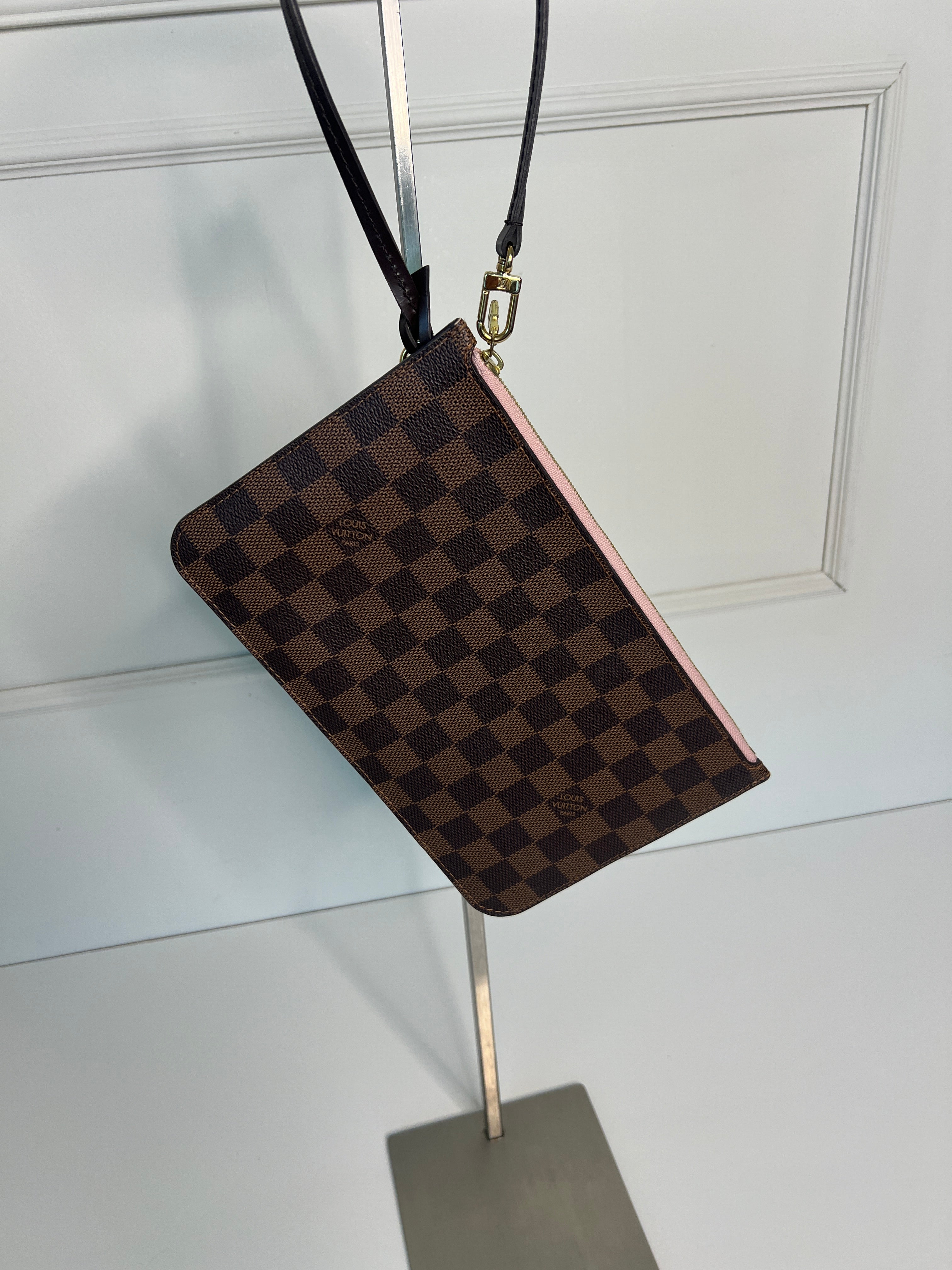 Louis Vuitton Pochette Accessoires – Damier Ebene Roze