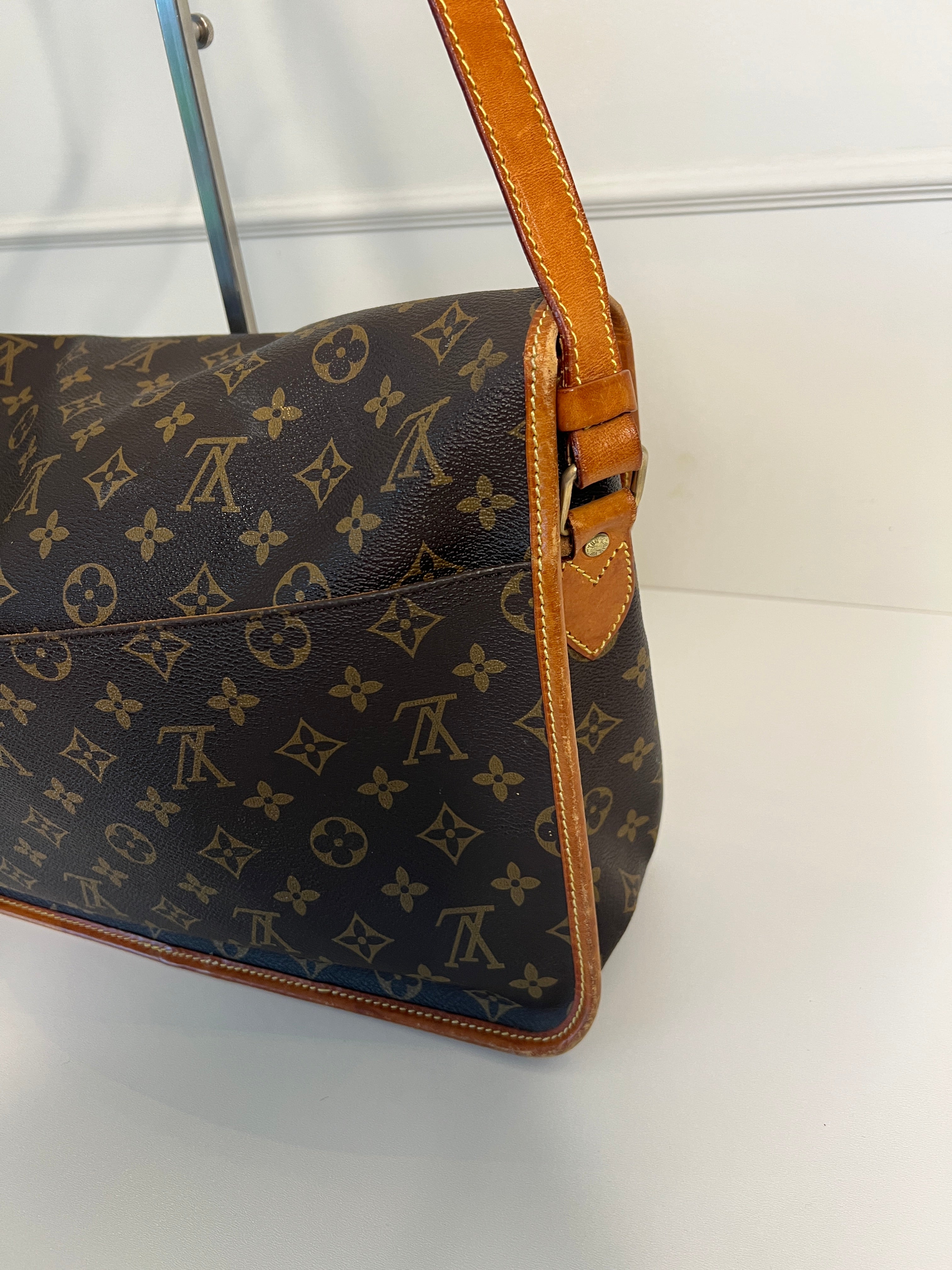 Louis Vuitton Gibecière MM Monogram Canvas Crossbody Schoudertas