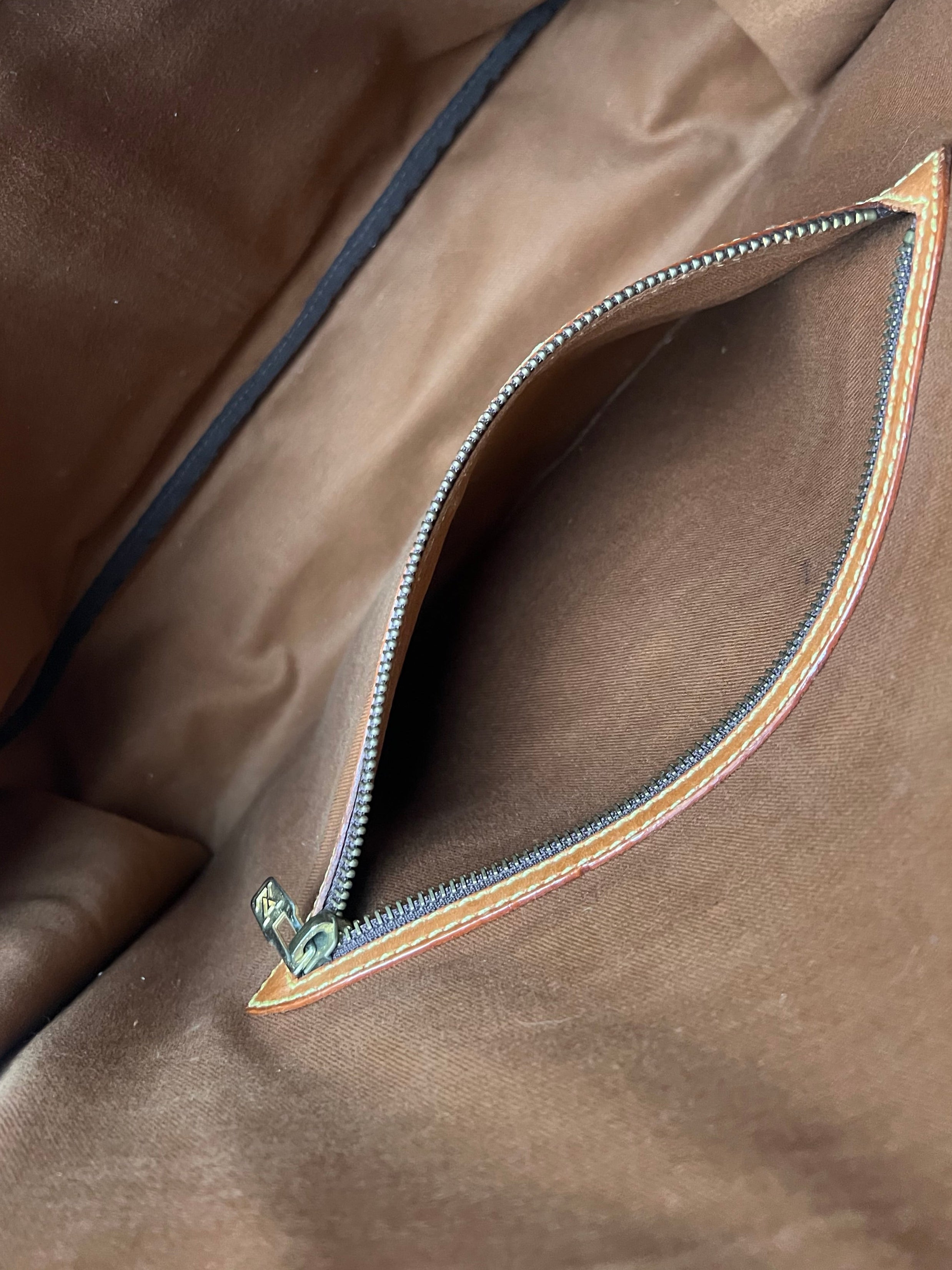 Louis Vuitton Gibecière MM Monogram Canvas Crossbody Schoudertas