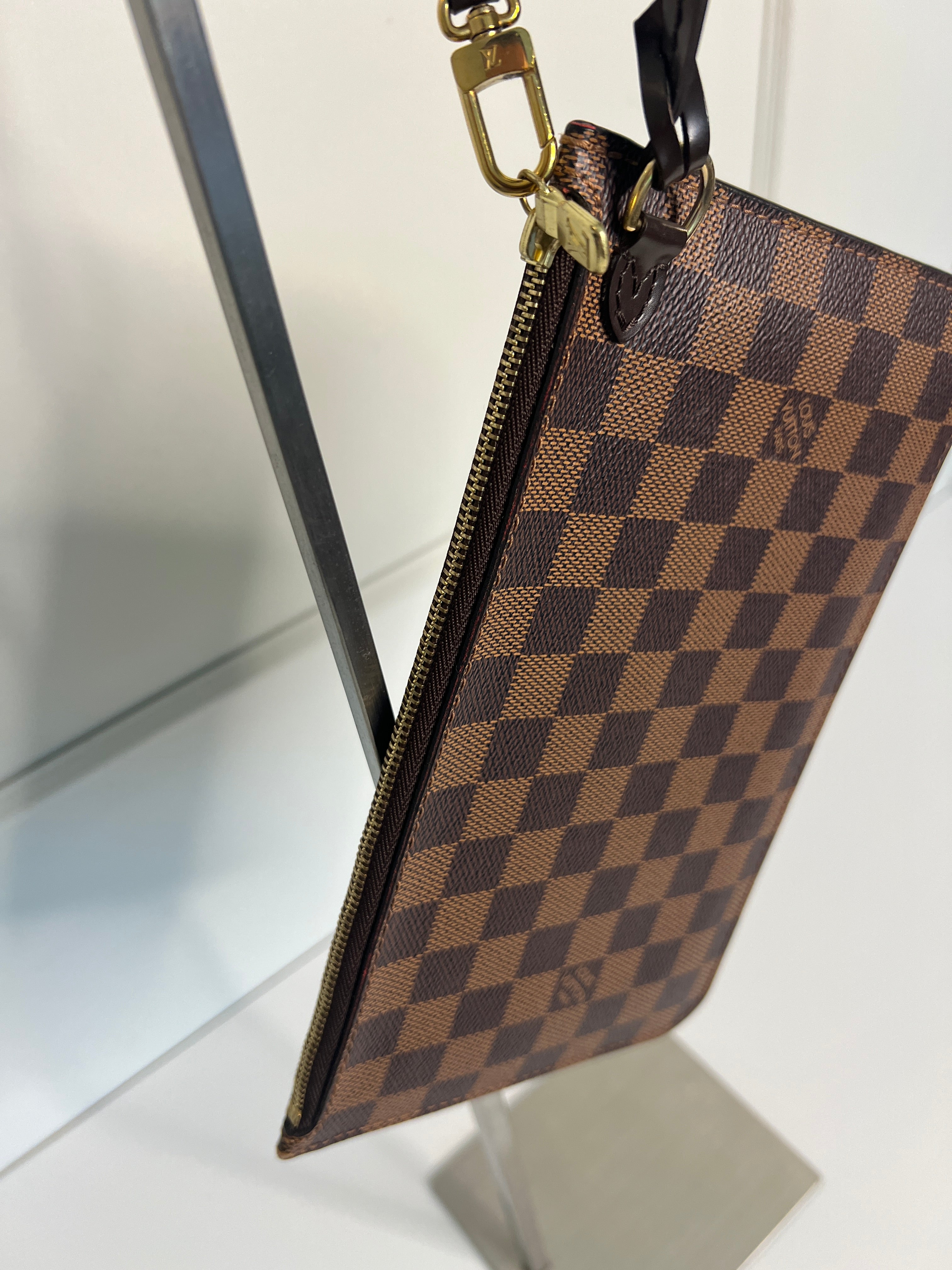 Louis Vuitton Pochette Accessoires – Damier Ebene Rood