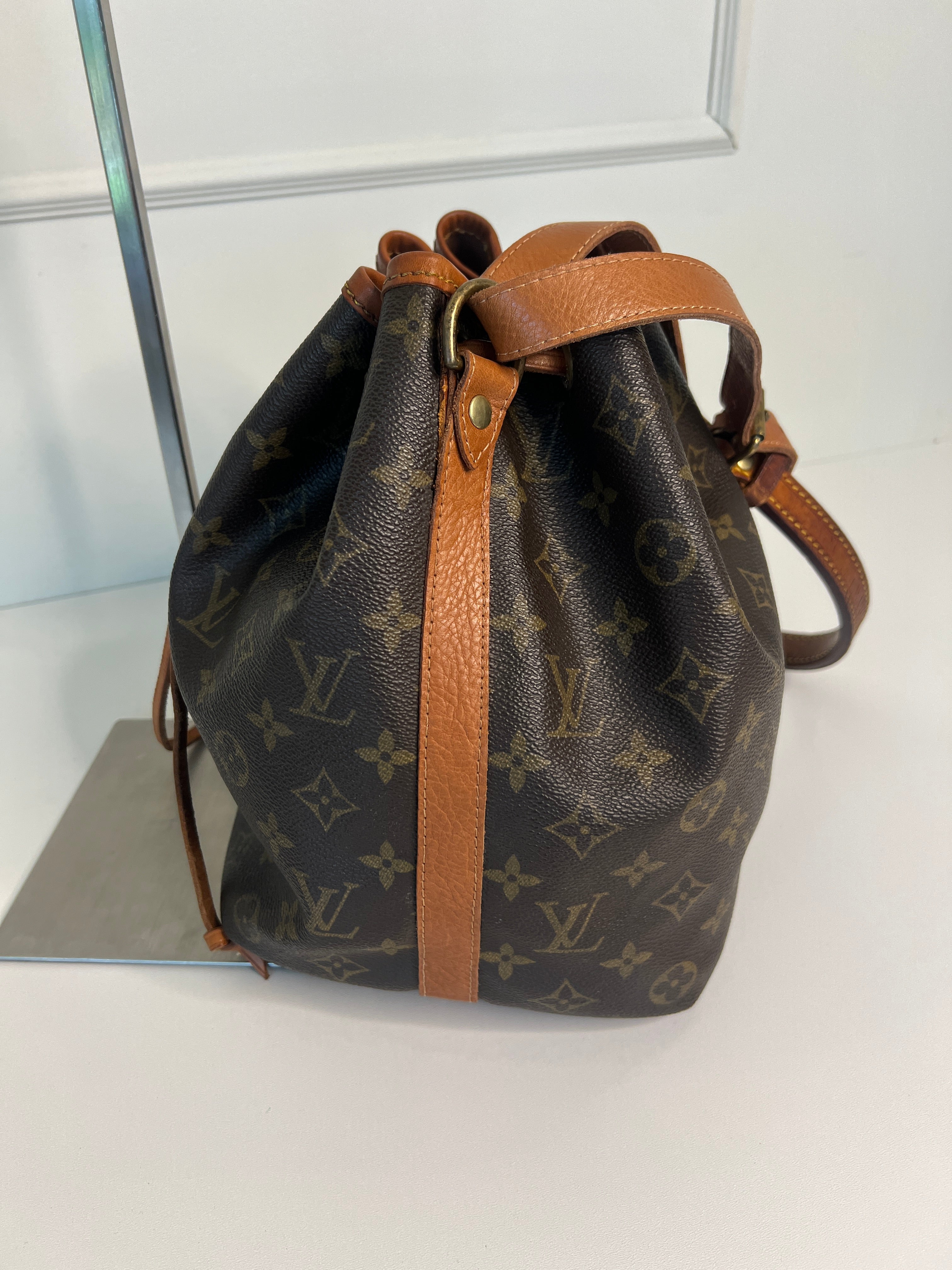 Louis Vuitton Petit Noé Monogram Canvas Schoudertas Bucket Bag