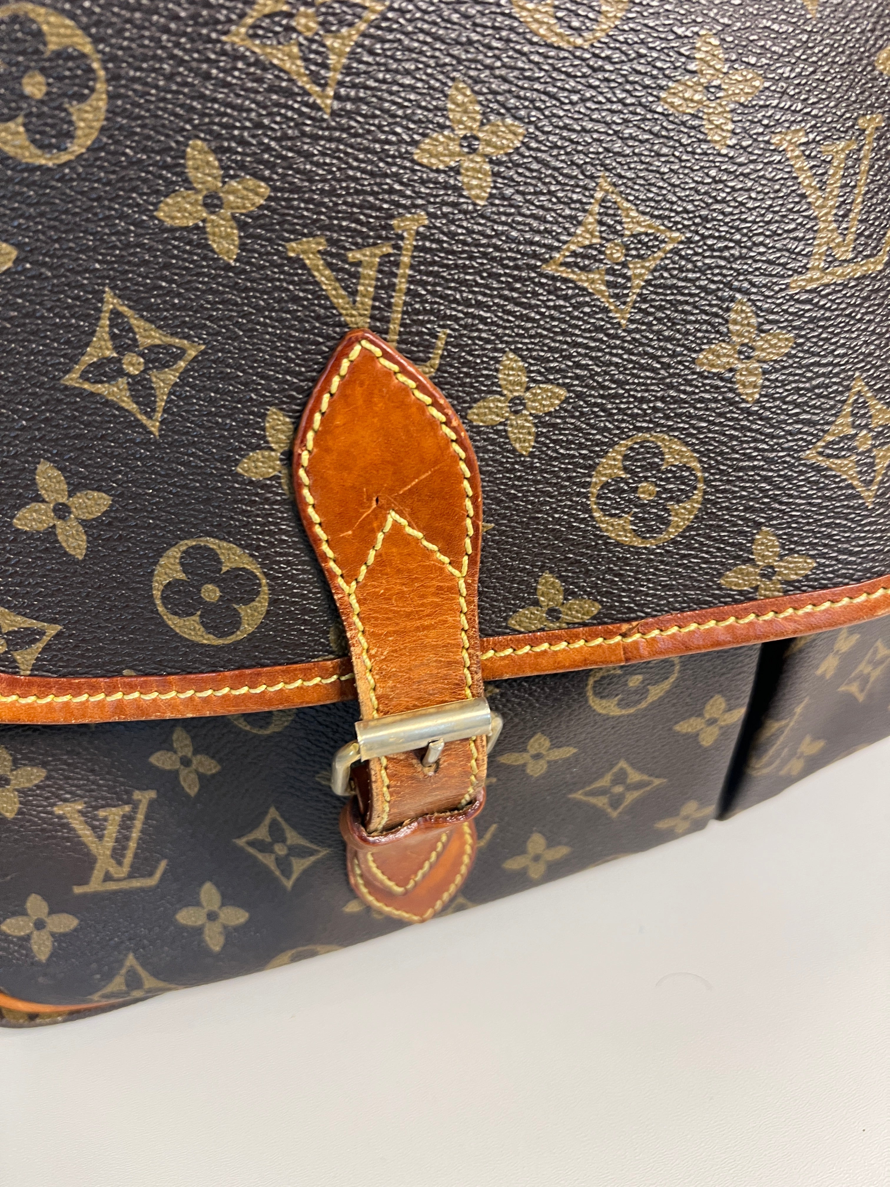 Louis Vuitton Gibecière MM Monogram Canvas Crossbody Schoudertas