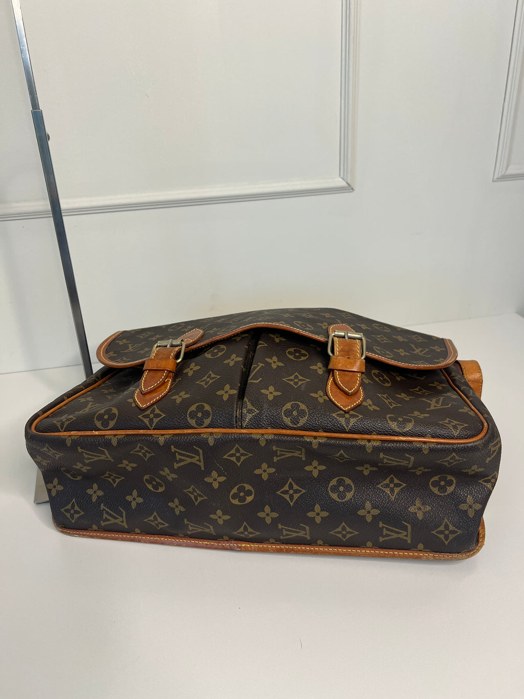 Louis Vuitton Gibecière MM Monogram Canvas Crossbody Schoudertas