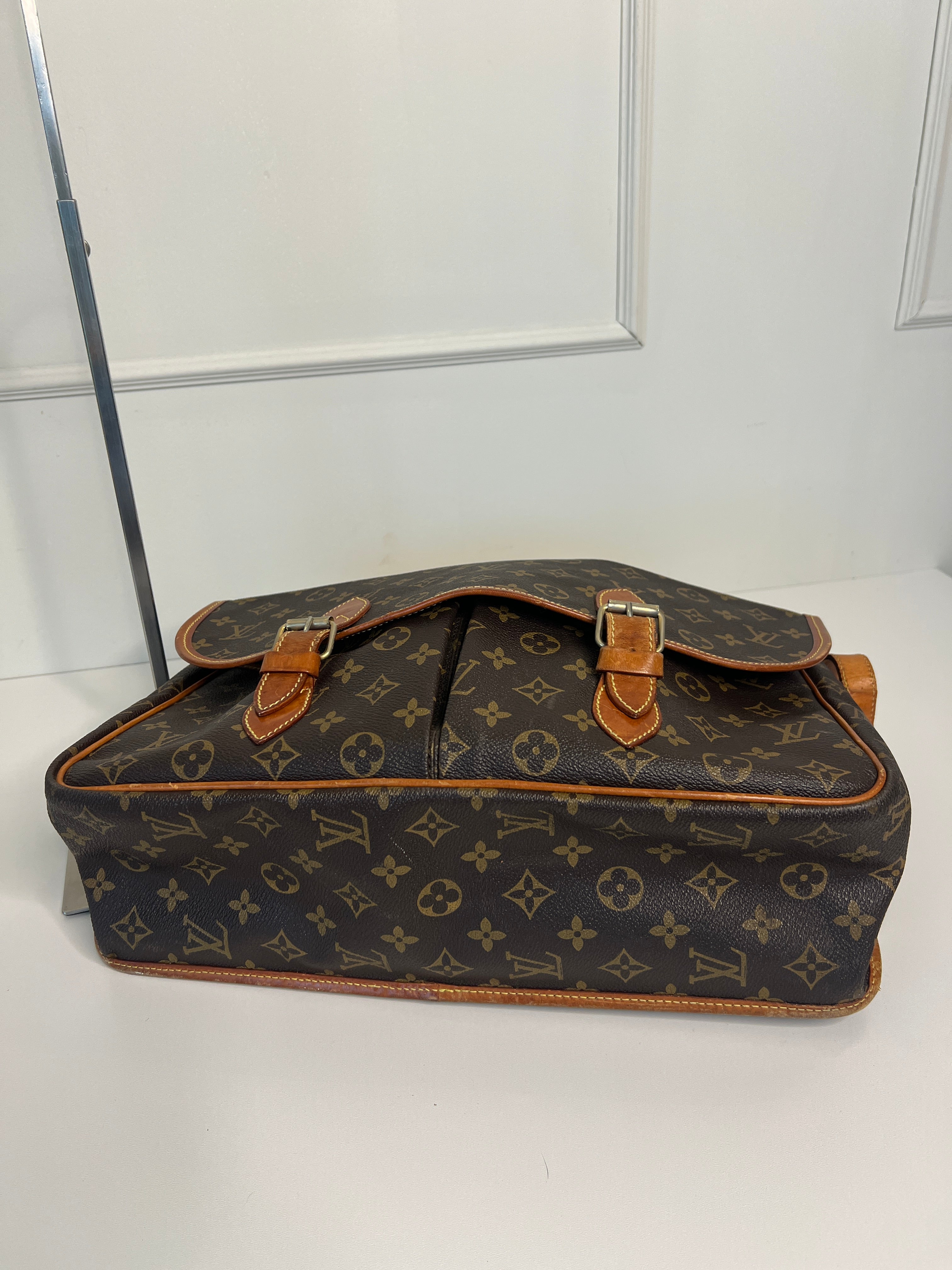 Louis Vuitton Gibecière MM Monogram Canvas Crossbody Schoudertas
