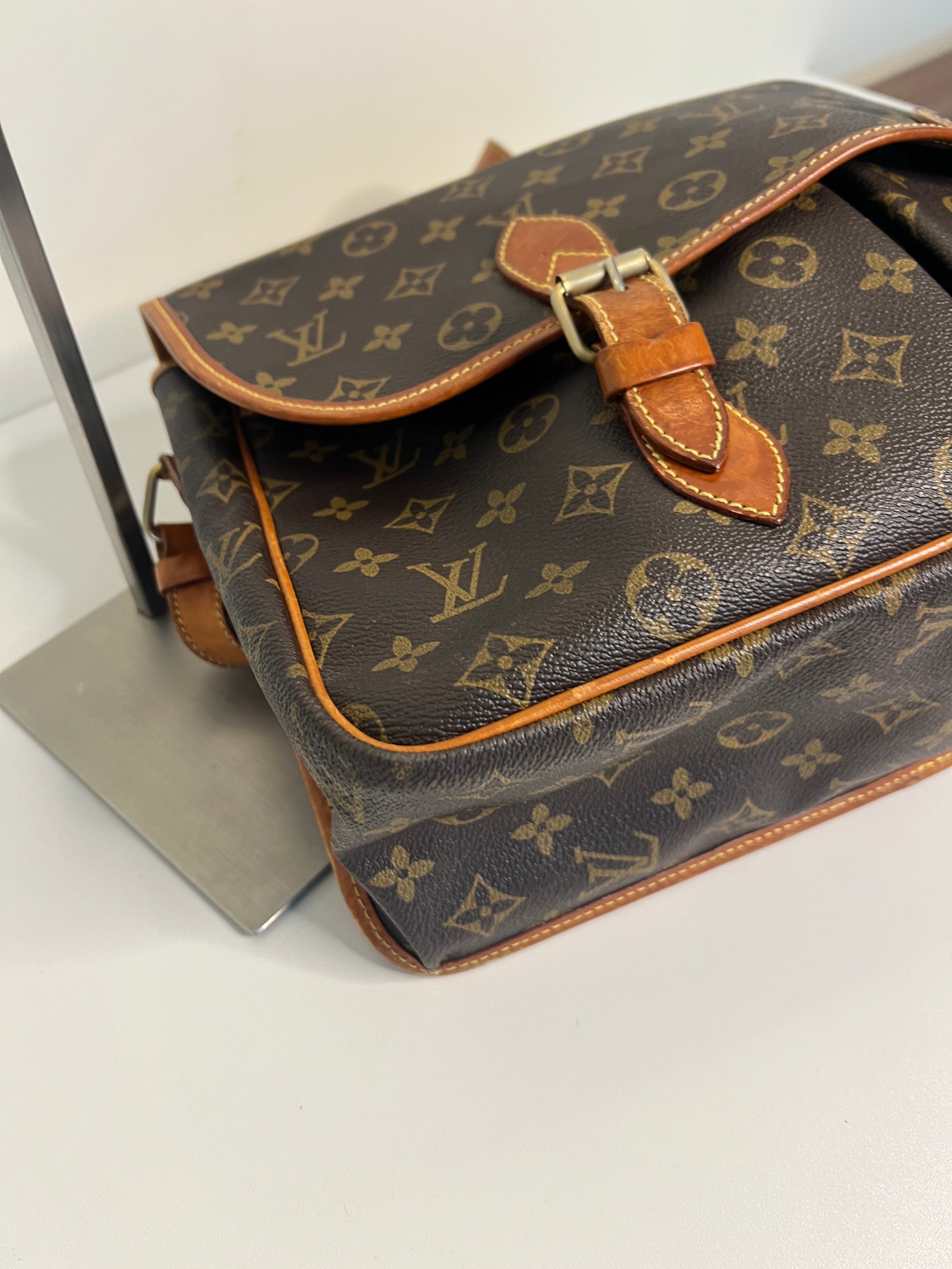 Louis Vuitton Gibecière MM Monogram Canvas Crossbody Schoudertas