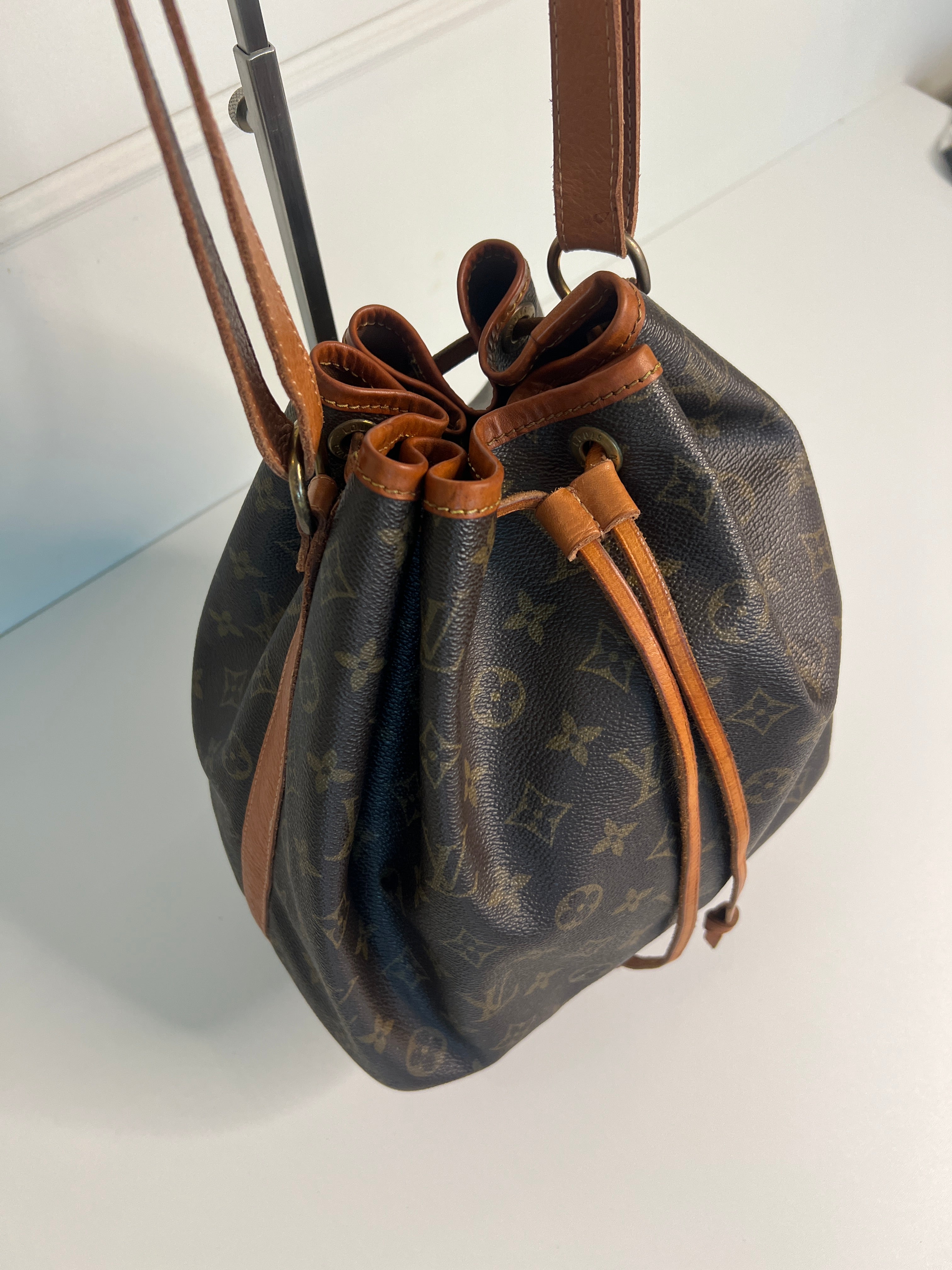 Louis Vuitton Petit Noé Monogram Canvas Schoudertas Bucket Bag