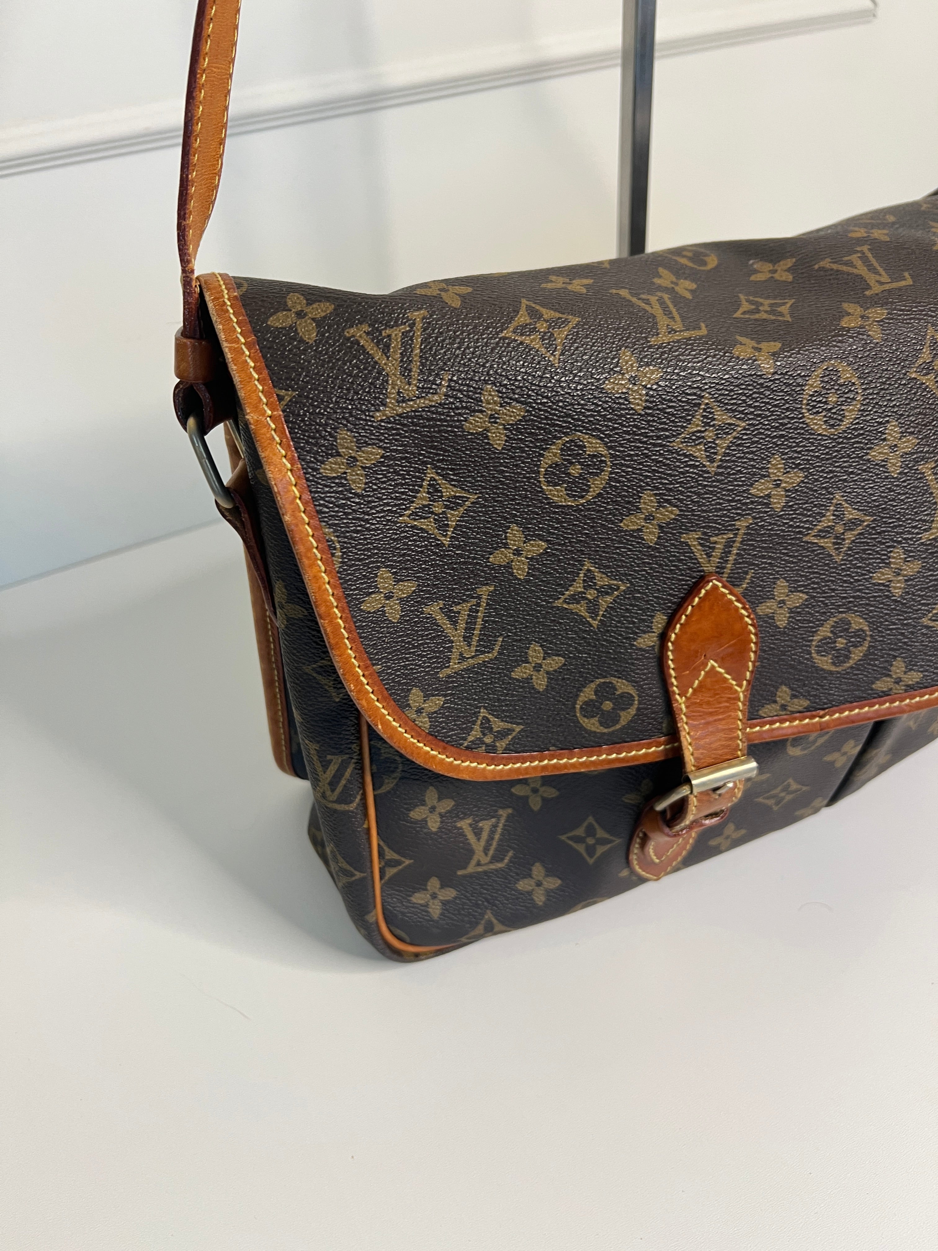 Louis Vuitton Gibecière MM Monogram Canvas Crossbody Schoudertas