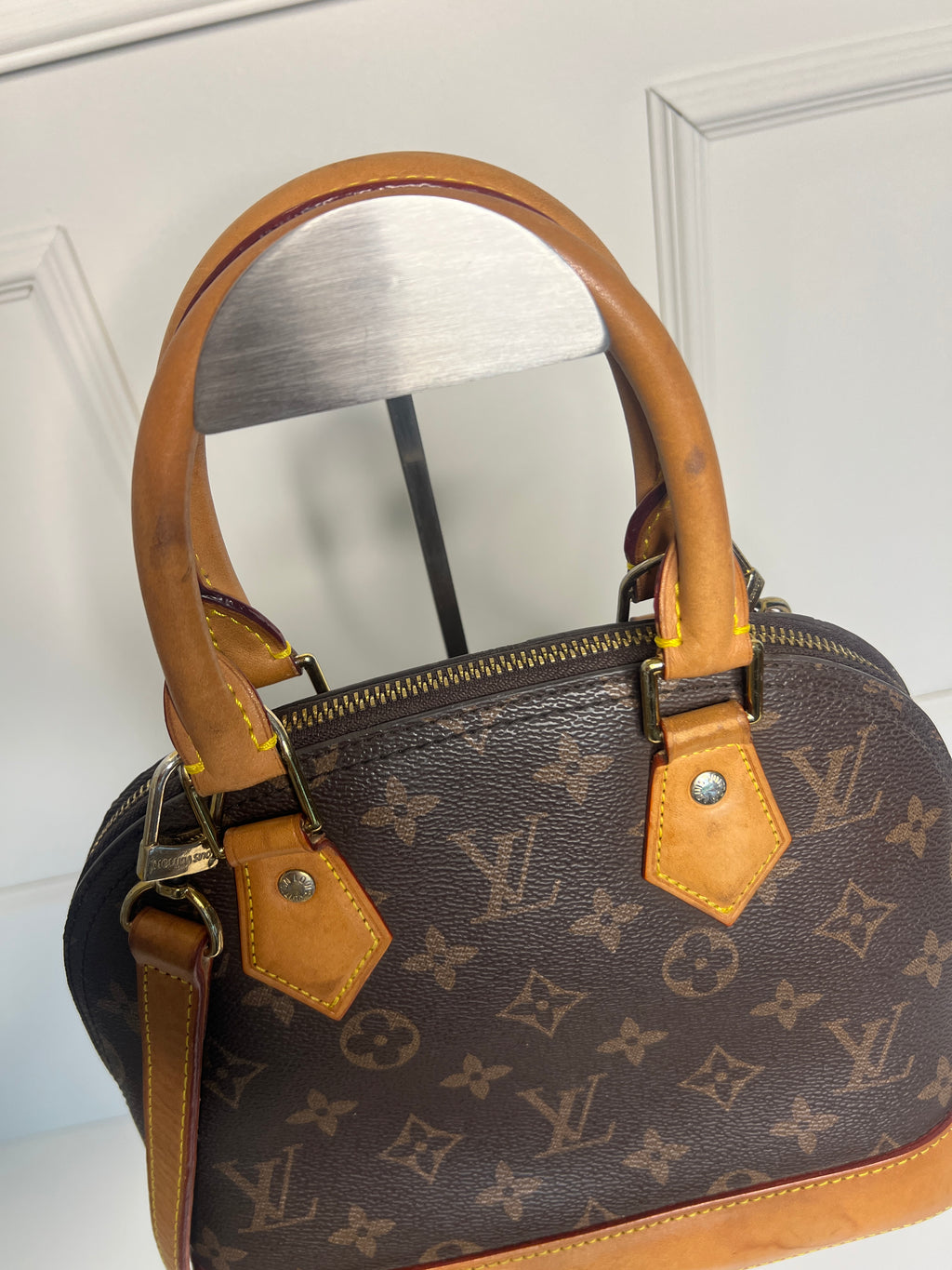 Louis Vuitton Alma BB met schouderriem