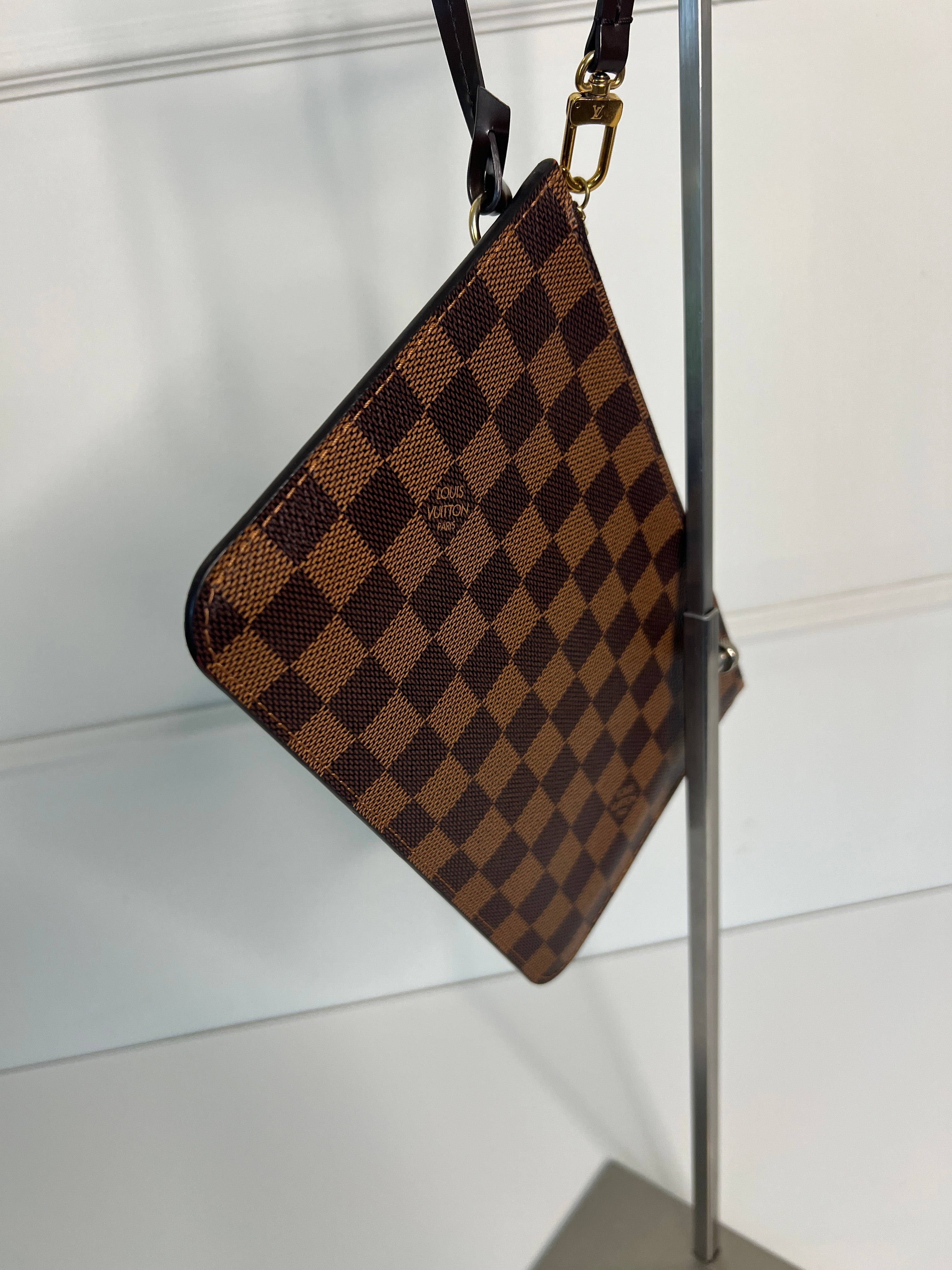Louis Vuitton Pochette Accessoires – Damier Ebene Rood