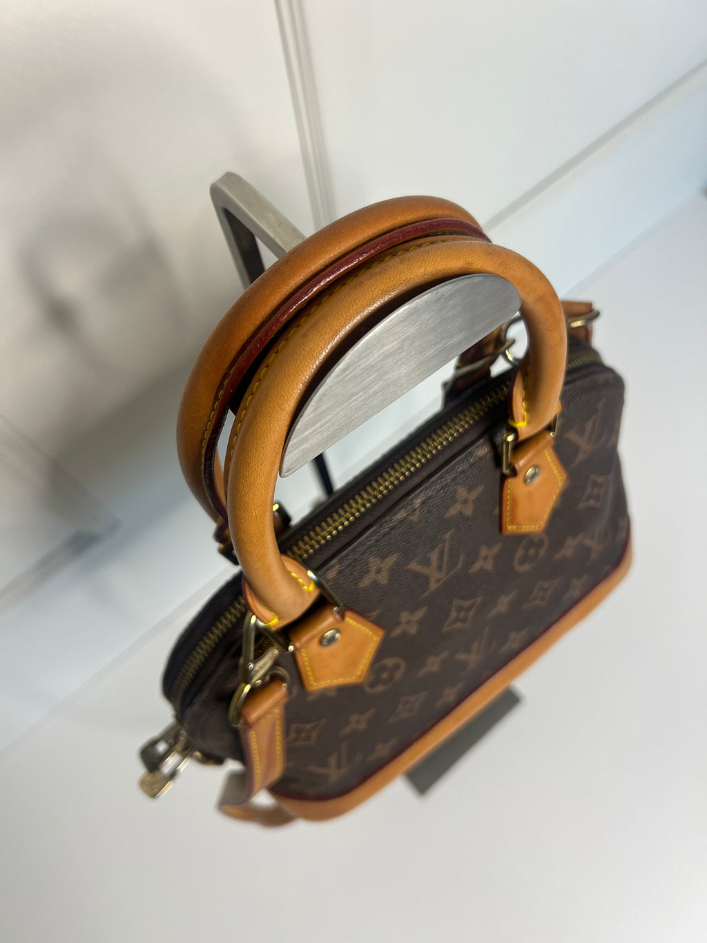 Louis Vuitton Alma BB met schouderriem