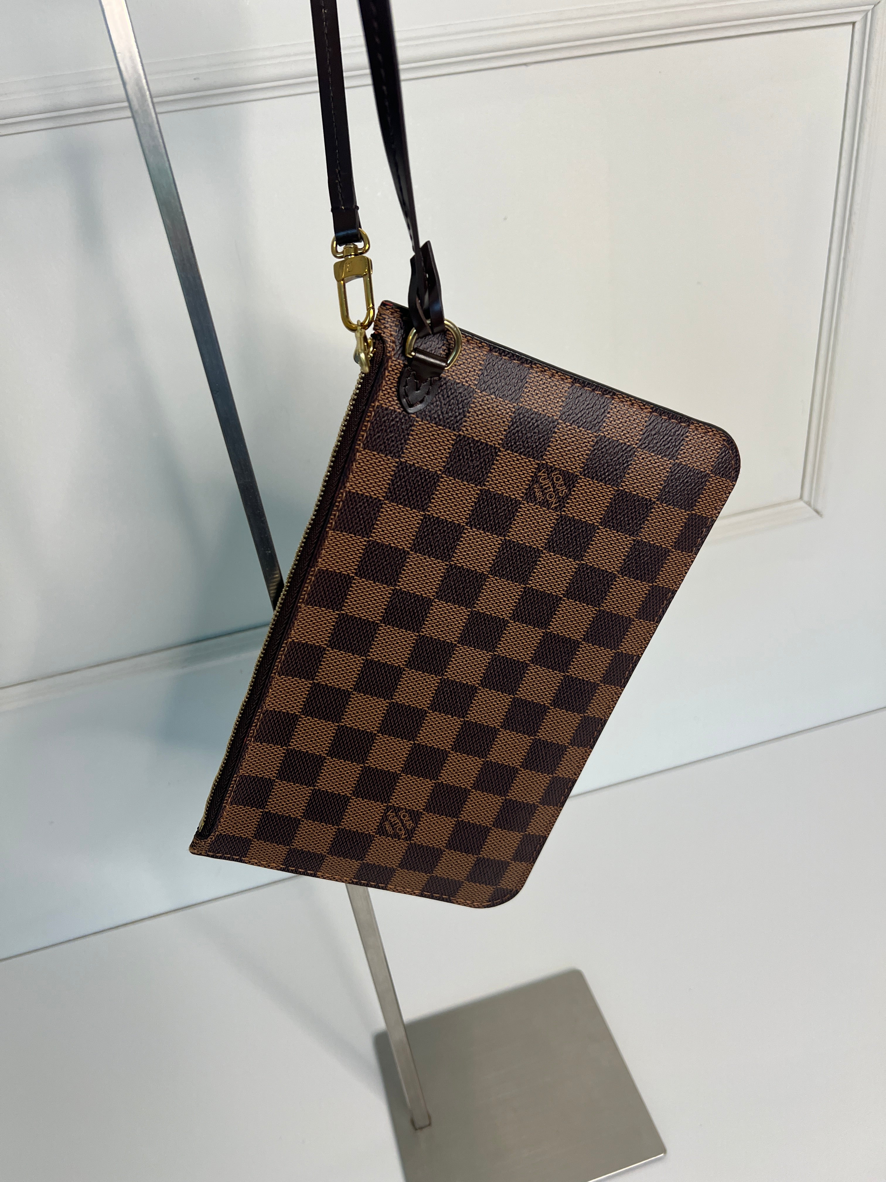 Louis Vuitton Pochette Accessoires – Damier Ebene Rood