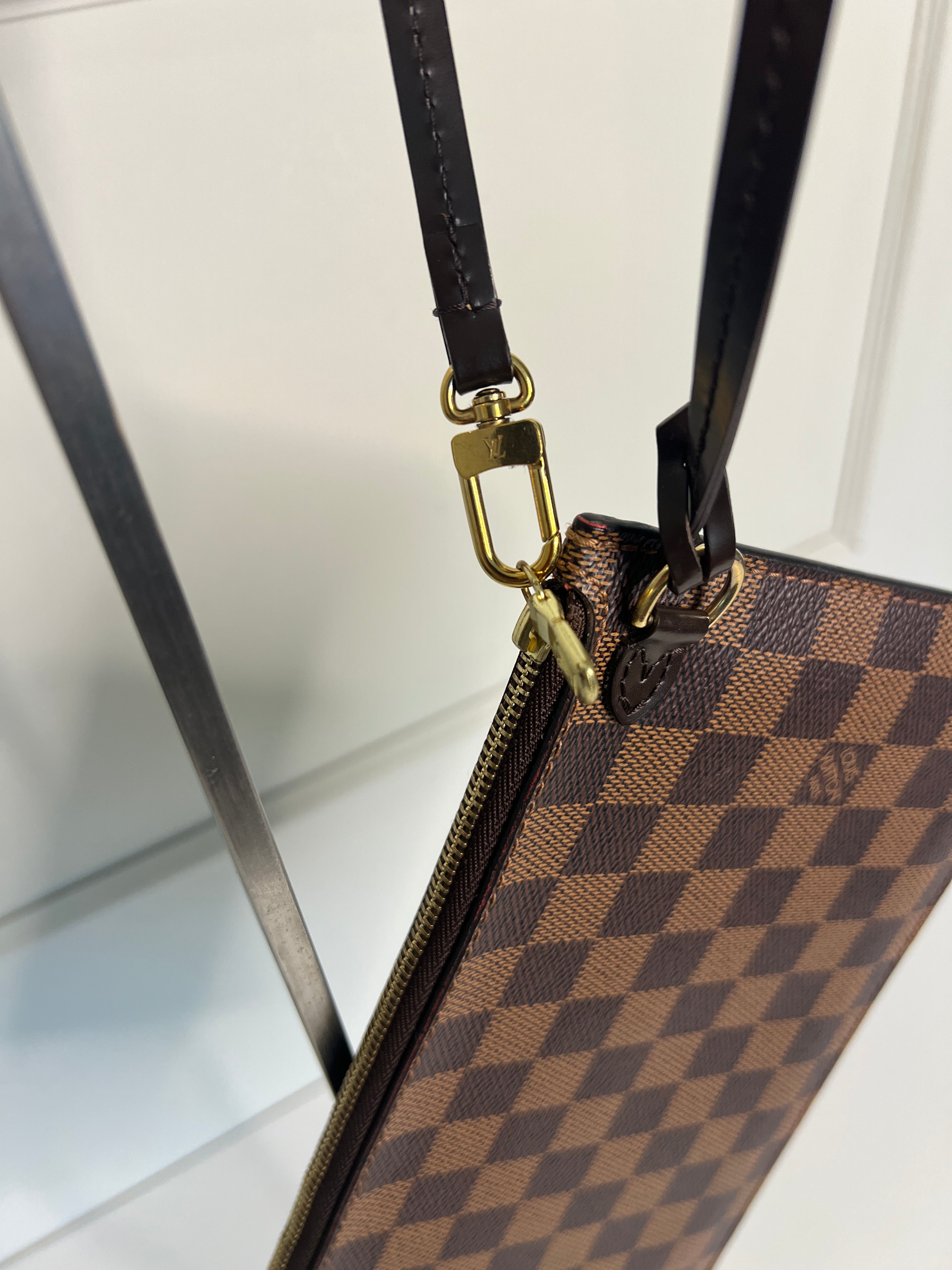 Louis Vuitton Pochette Accessoires – Damier Ebene Rood