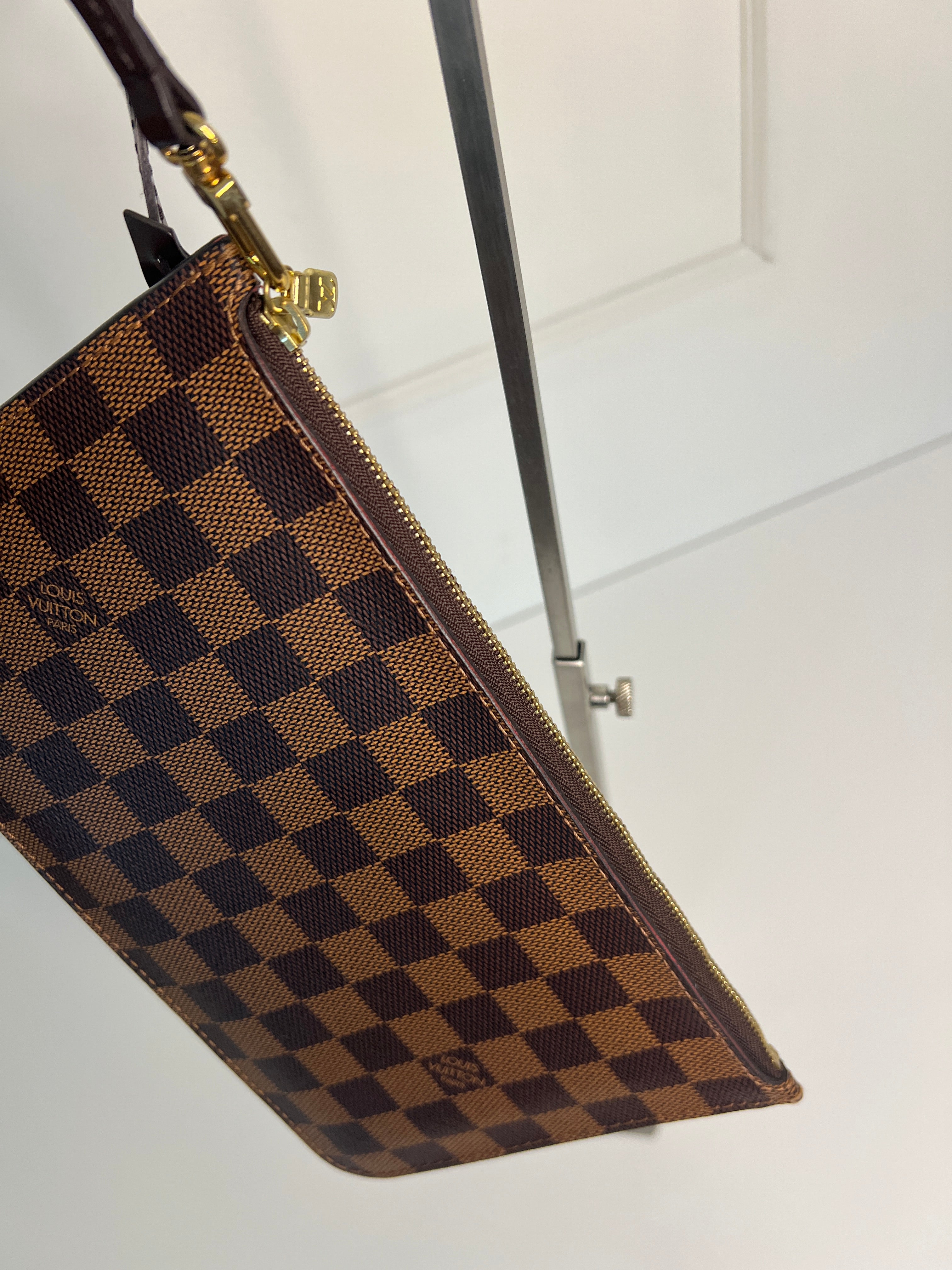 Louis Vuitton Pochette Accessoires – Damier Ebene Rood