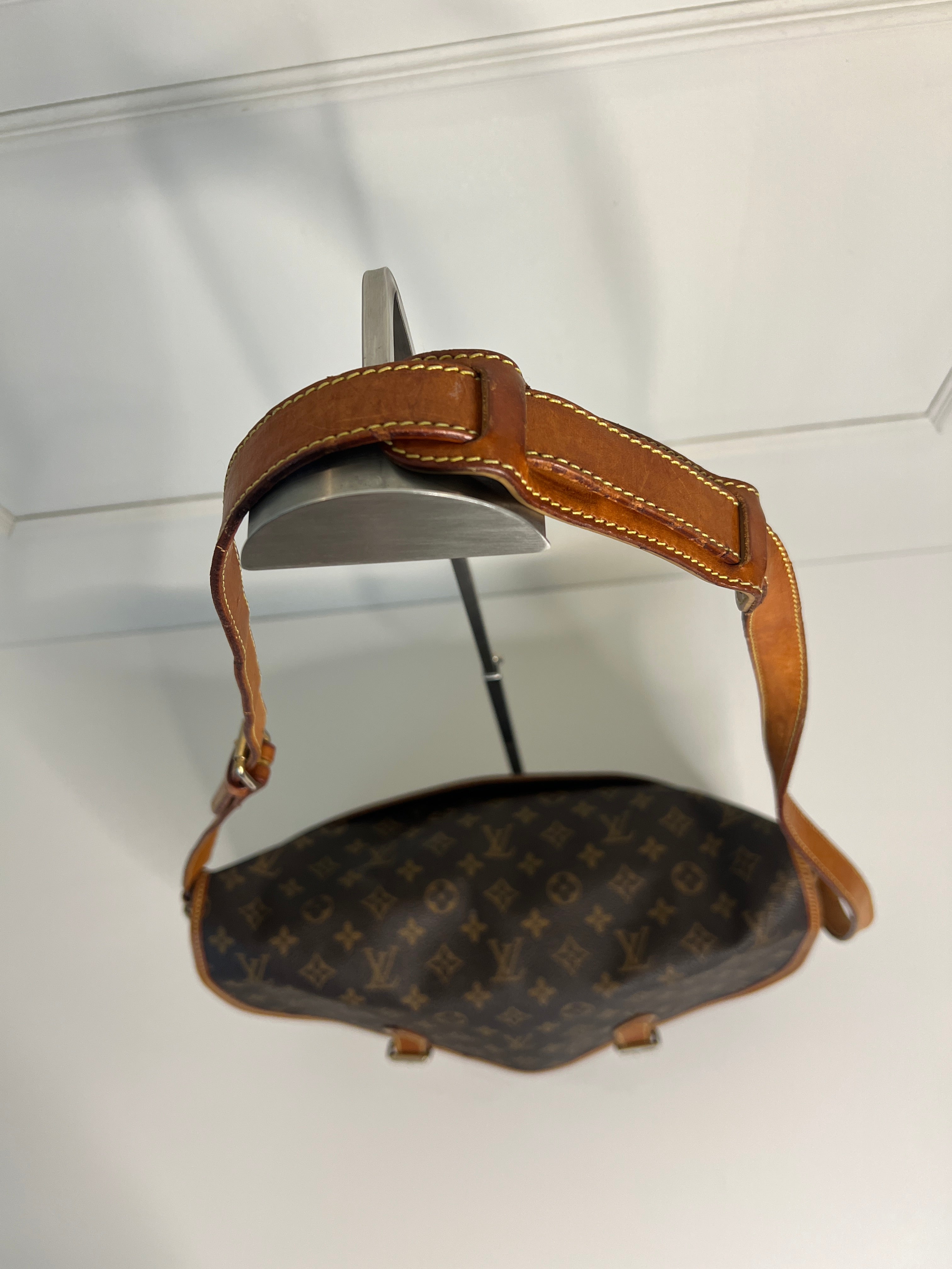 Louis Vuitton Gibecière MM Monogram Canvas Crossbody Schoudertas