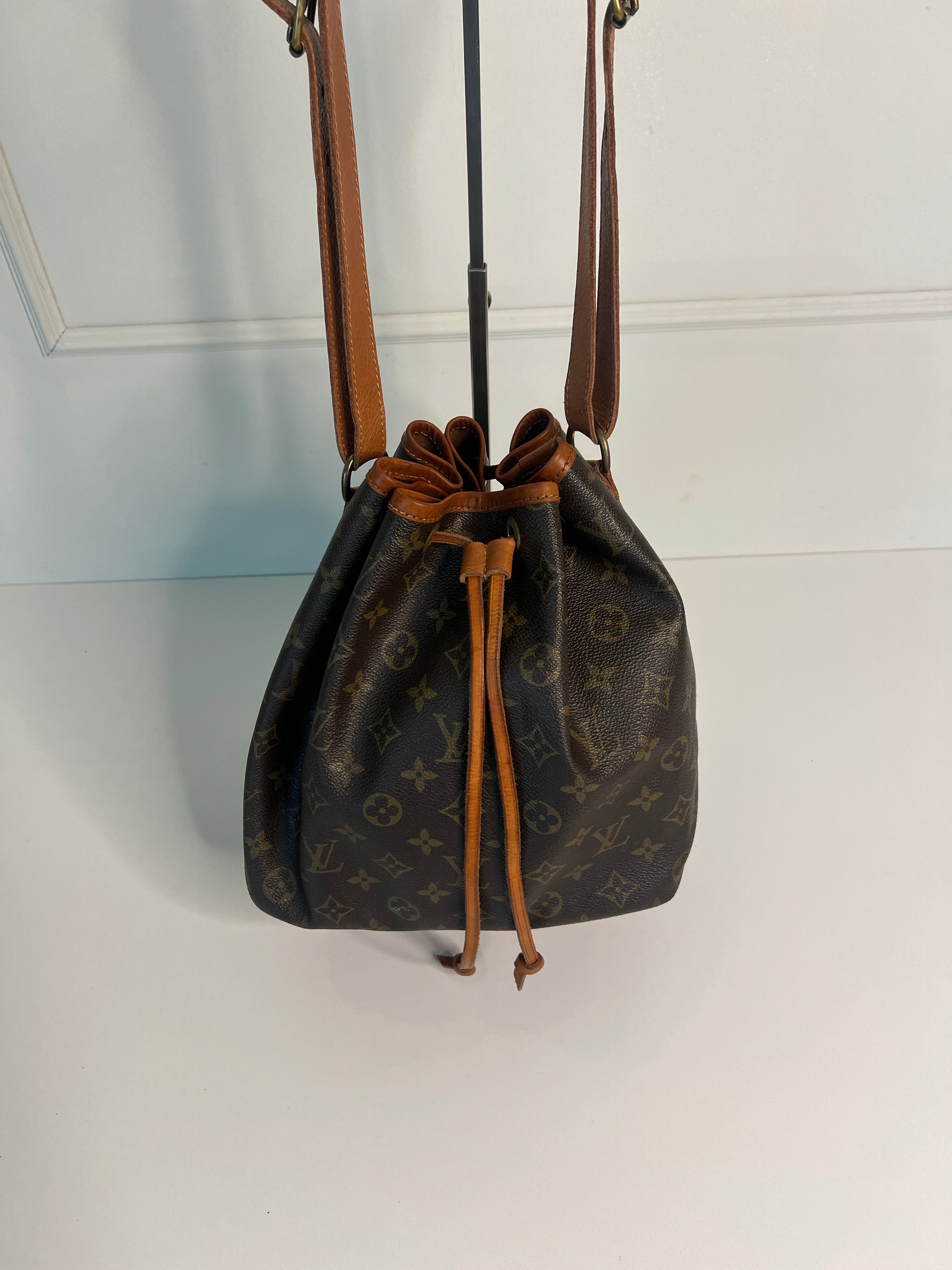 Louis Vuitton Petit Noé Monogram Canvas Schoudertas Bucket Bag